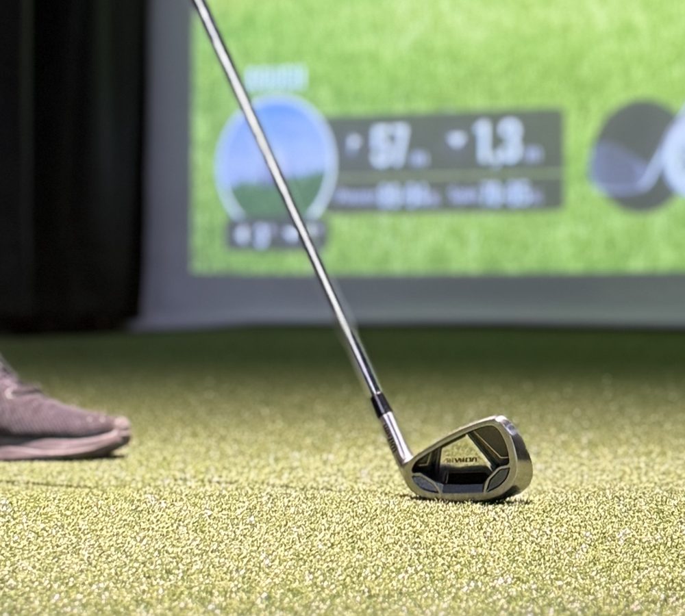 Golfmaila ja pallo simulaattorin matolla