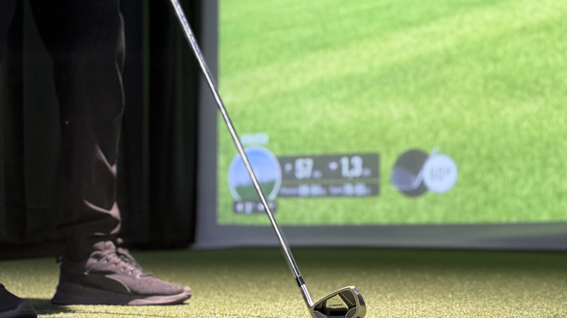 Golfmaila ja pallo GolfX:n Trackman-simulaattorissa