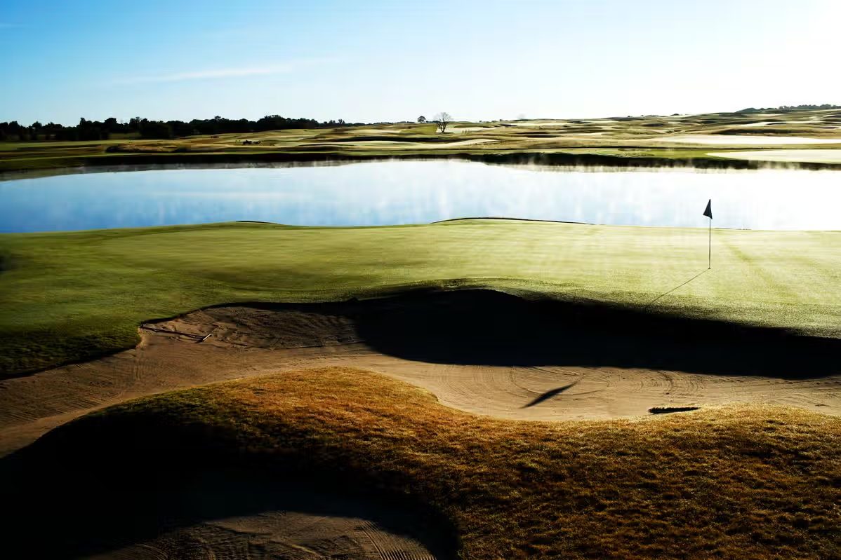 The National Lakes Course, viheriö hiekkaesteineen auringonlaskussa