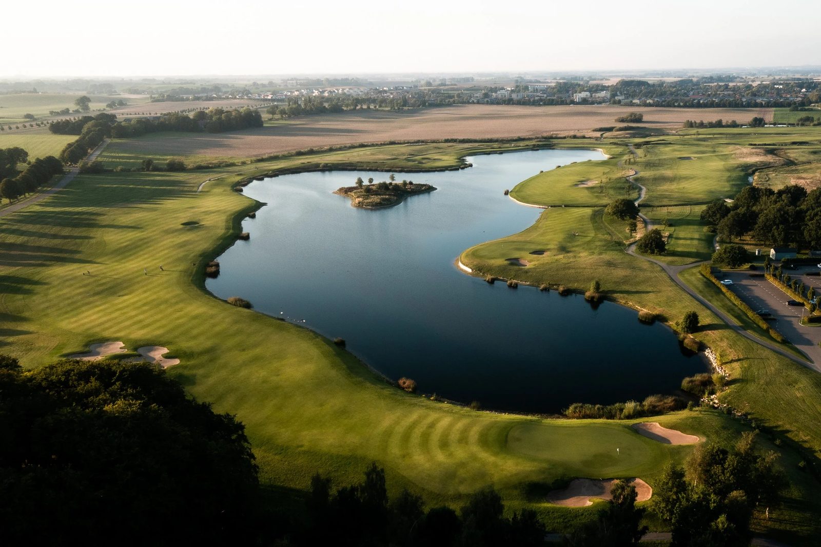The National Lakes Course, ilmakuva väylästä ja lammesta